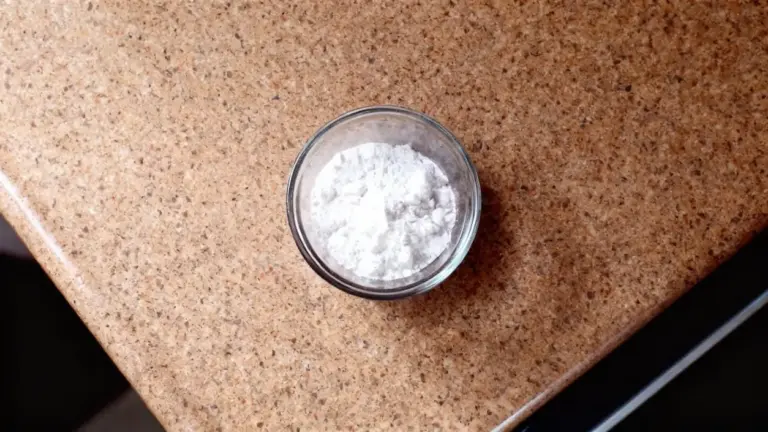 Ciotola di vetro con bicarbonato di sodio su un piano di lavoro