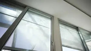 Finestre moderne con tende a rullo che filtrano la luce solare