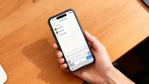 Persona tiene uno smartphone con una schermata di ricerca aperta