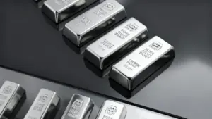 Lingotti di argento puro disposti su una superficie riflettente