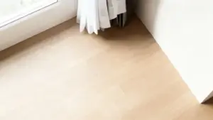 Tende bianche appese vicino a una finestra su pavimento in legno chiaro