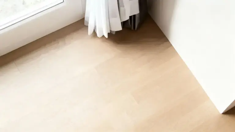 Tende bianche appese vicino a una finestra su pavimento in legno chiaro