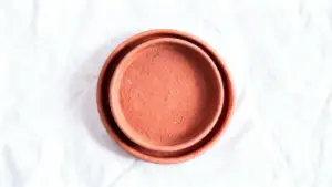 Due sottovasi in terracotta vuoti visti dall'alto su sfondo bianco