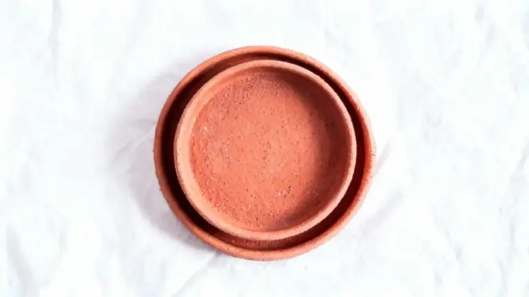 Due sottovasi in terracotta vuoti visti dall'alto su sfondo bianco