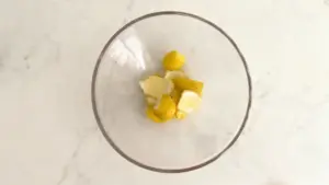 Scorze di agrumi in una ciotola di vetro su un piano chiaro