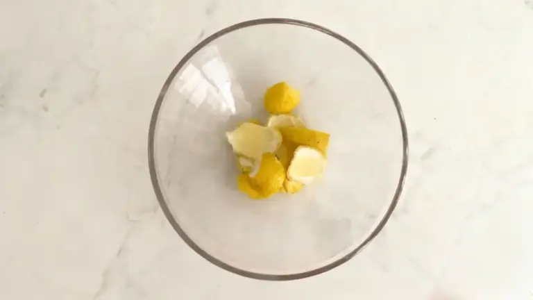 Scorze di agrumi in una ciotola di vetro su un piano chiaro